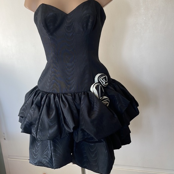 ENRIQUETA VERGARA  Viña Del Mar - Chile, Gorgeous strapless black  color Dress - Picture 2 of 16